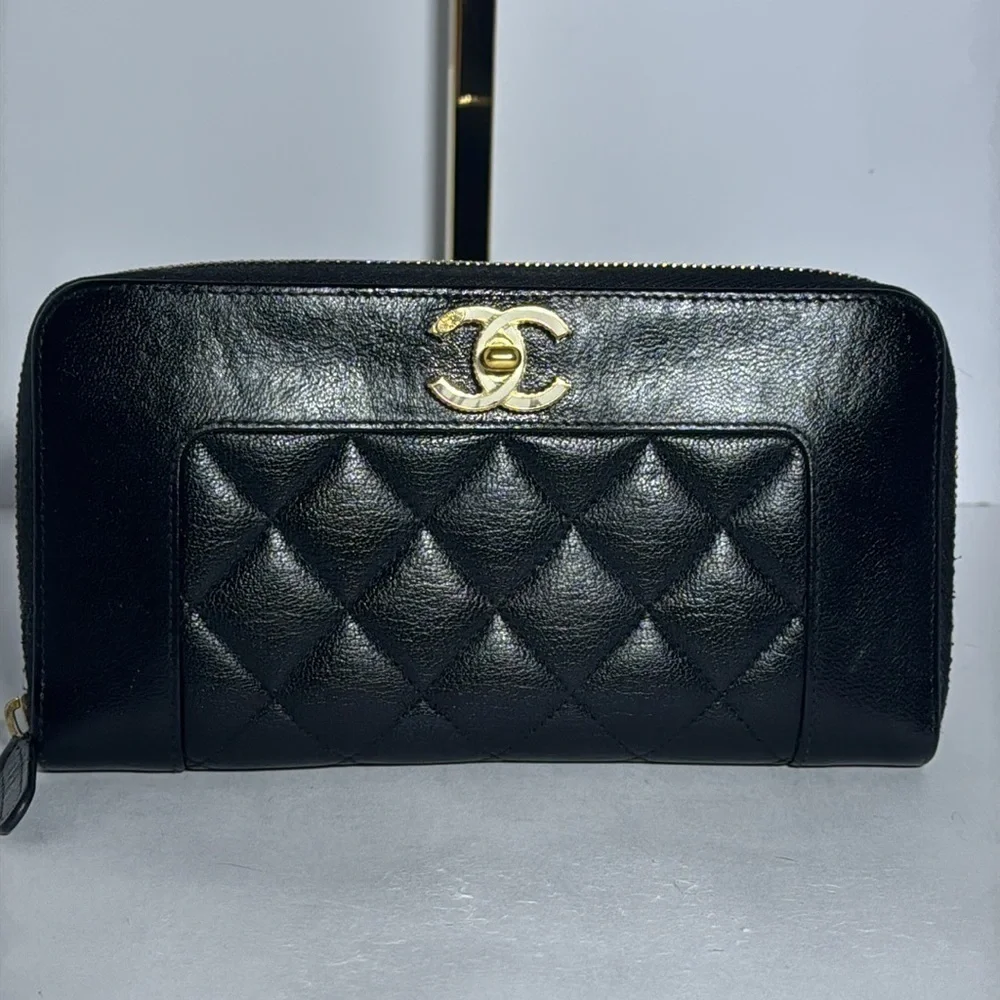 AUTHENTIC BLACK LEATHER CHANEL ZIPPY WALLET